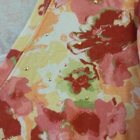 1X Basic Edition Short Sleeved Floral Top - Picture 4 of 5